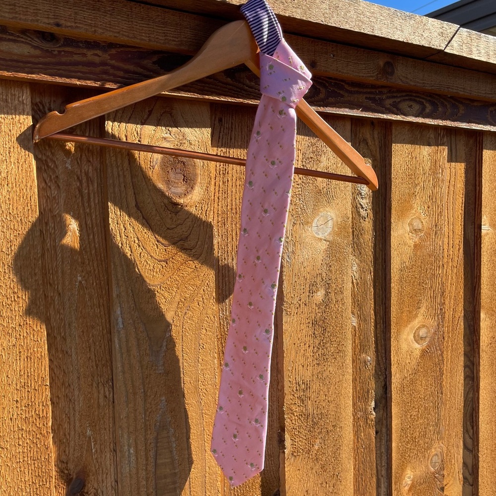 NEVER WORN Beautiful pink Robert Graham tie w/tags